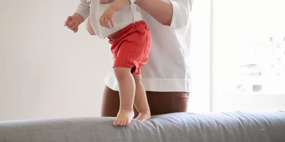 madre ayudando a su bebé a dejar el pañal