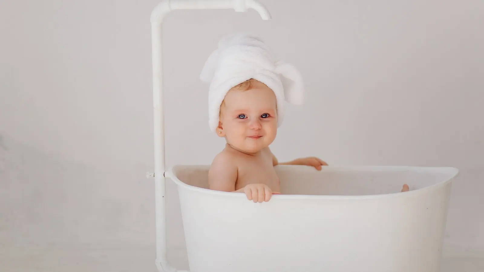 Cómo bañar a un recién nacido: 9 Pasos (con imágenes)