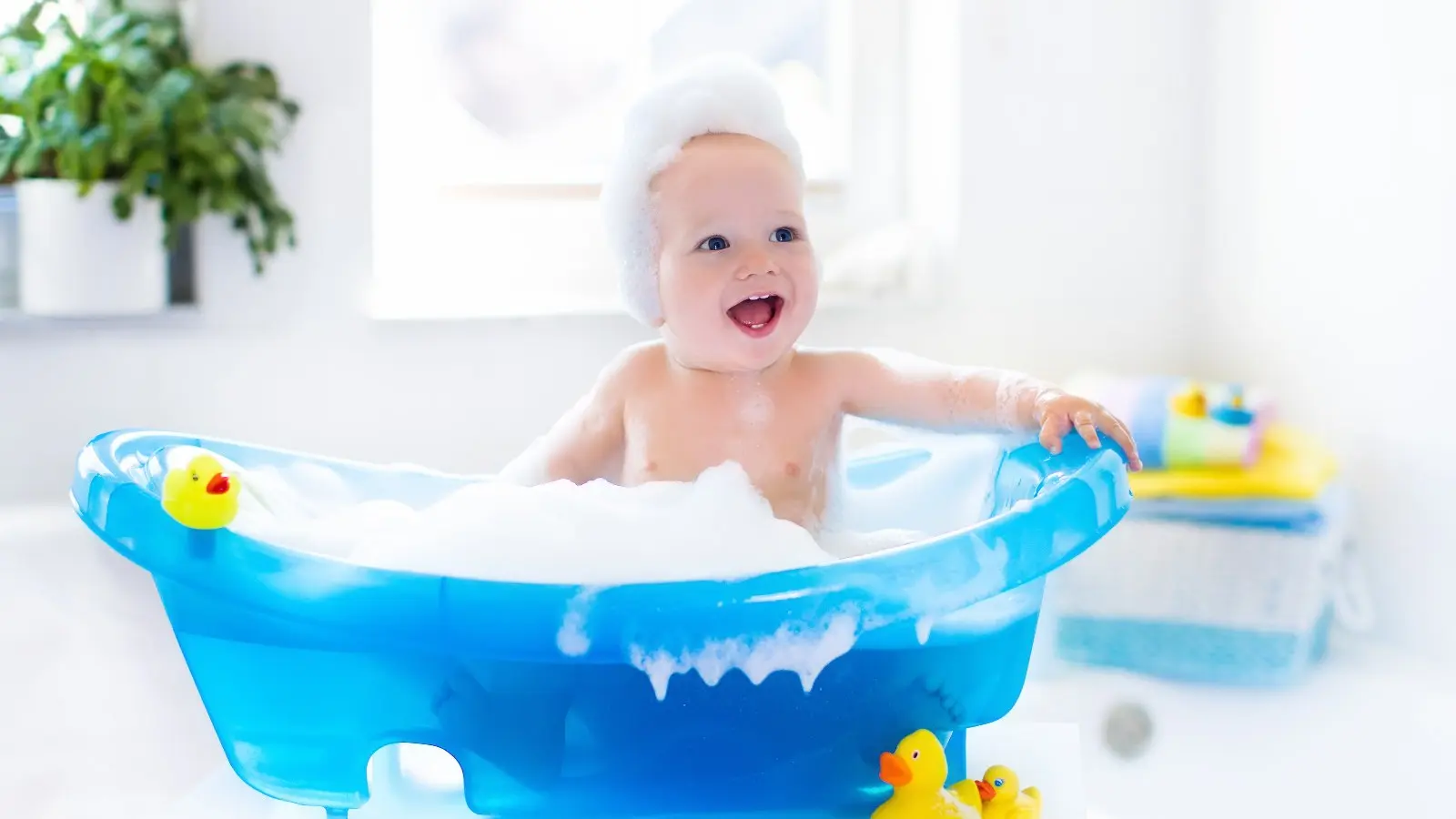 Una guía con todos los pasos para bañar al bebé 